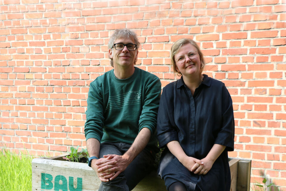Die beiden Hosts des Podcasts „Grüne Städte und Regionen“: Sebastian Schlecht und Fenna Tinnefeld von Baukultur NRW. Foto: Annabell Bialas