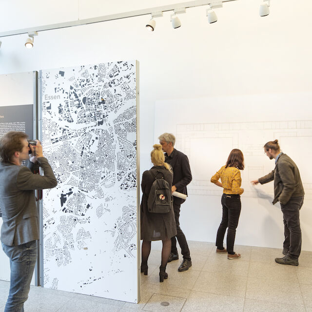 Großformatige Zeichnungen der Grundrisse und Fassade veranschaulichen die Projekte von Mies van der Rohe.